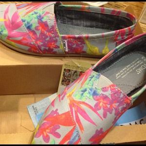 TOMS birds of paradise shoes