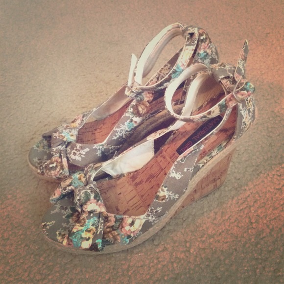 Warm multicolored wedges
