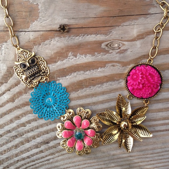Statement Necklace & Earrings - Picture 2 of 4