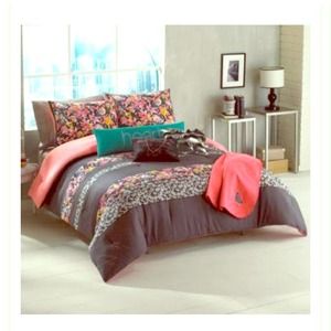 Roxy college dorm set