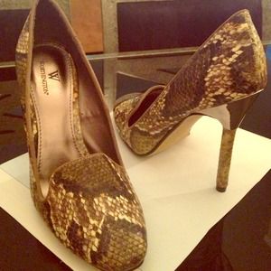 Snakeskin brown and tan pumps