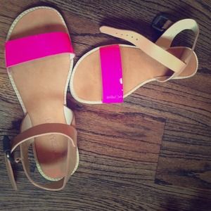 Size 8.5 Vera Wang sandals!