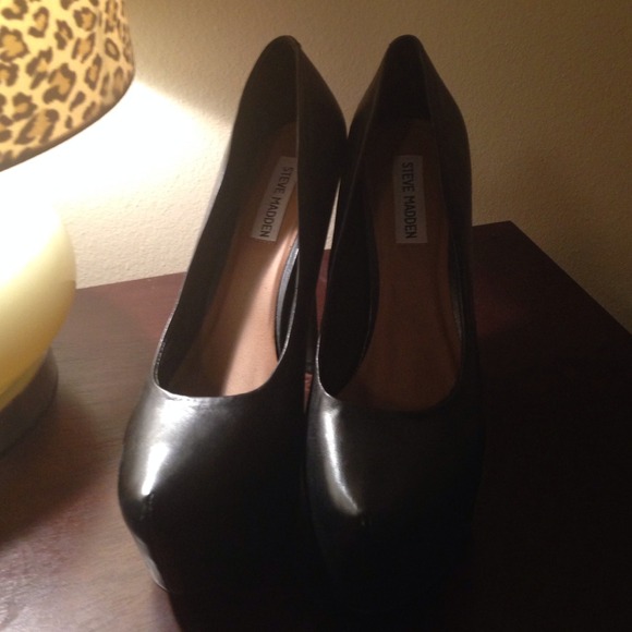 Steve Madden black dejavu pumps
