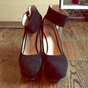 Size 8.5 black Steve Madden pumps!