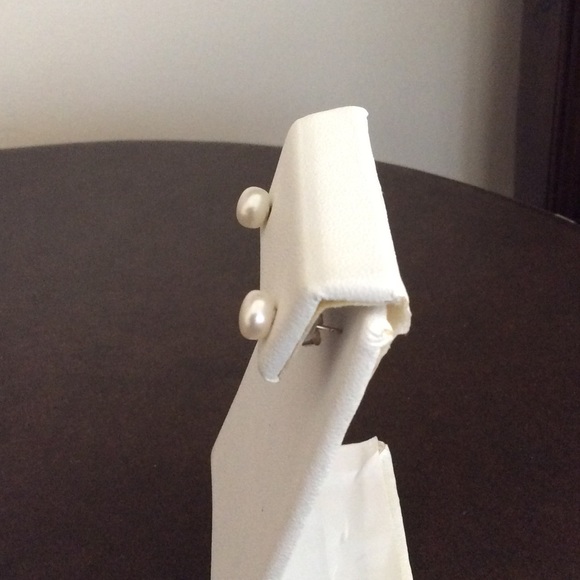 ⚪️ NWOT 6-7mm White Pearl Earrings - Picture 3 of 4