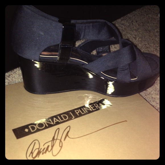Donald J. Pliner shoes - Picture 1 of 2