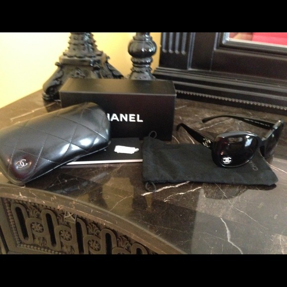Authentic Chanel Polarized Black Sunglasses 5183 - Picture 2 of 4