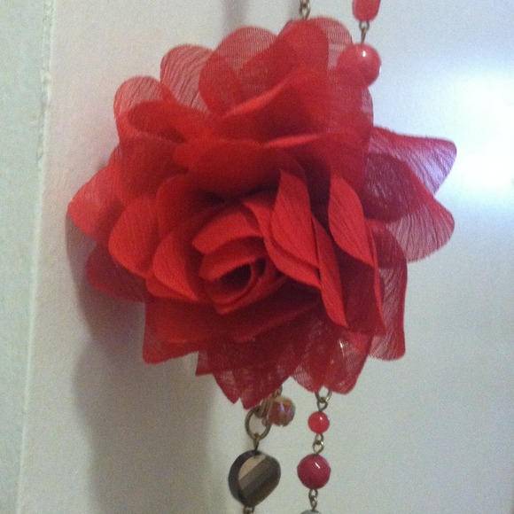 NWT necklace with removable flower clip - Picture 3 of 3