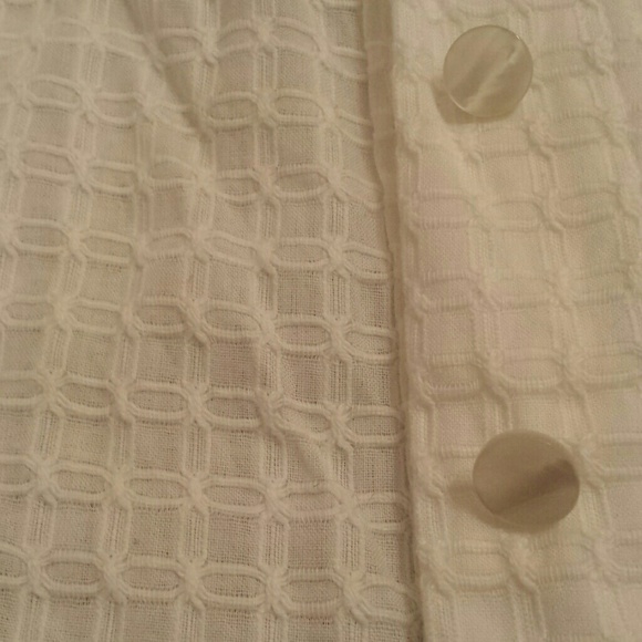 White blouse - Picture 2 of 3