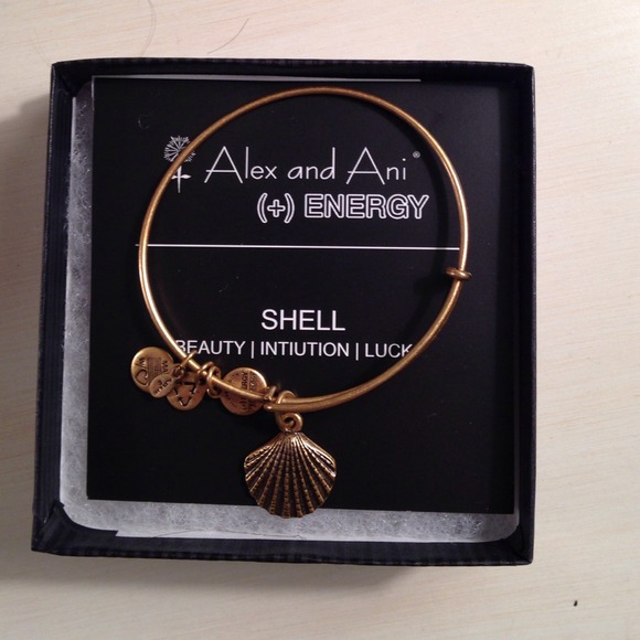 ⭐️On Hold⭐️ Shell Alex & Ani