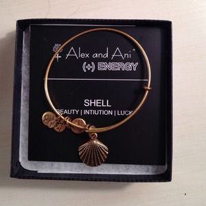 ⭐️On Hold⭐️ Shell Alex & Ani