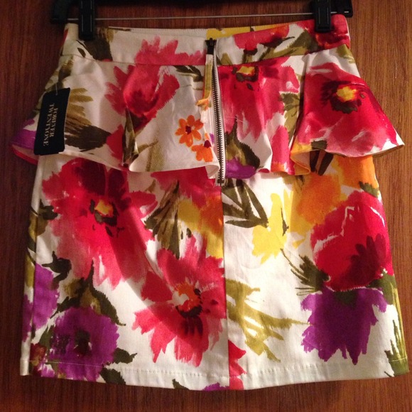 ❌Sold❌Floral skirt - Picture 2 of 4