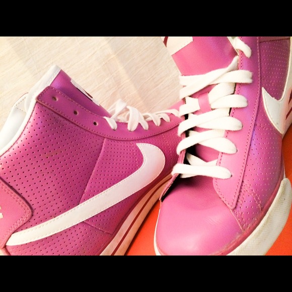 Hi-top fuchsia Nike sneakers