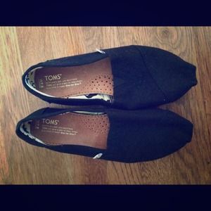 Never worn - TOMS