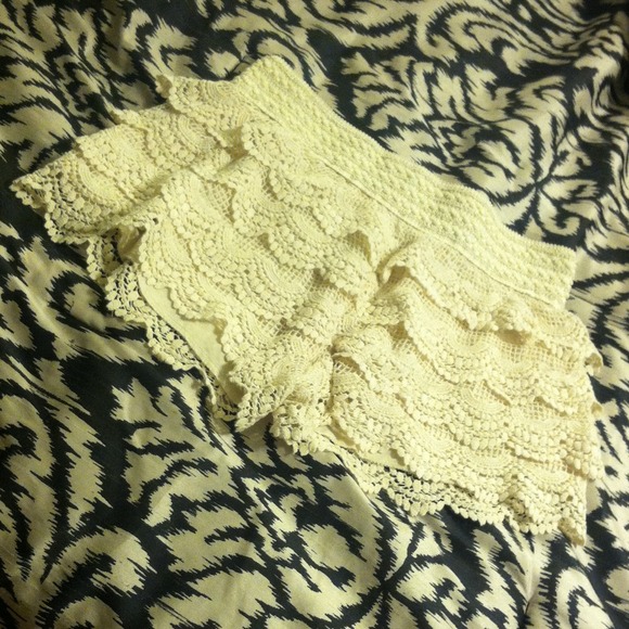 Absolutely Adorable Cream Laced Shorts! Worn once!