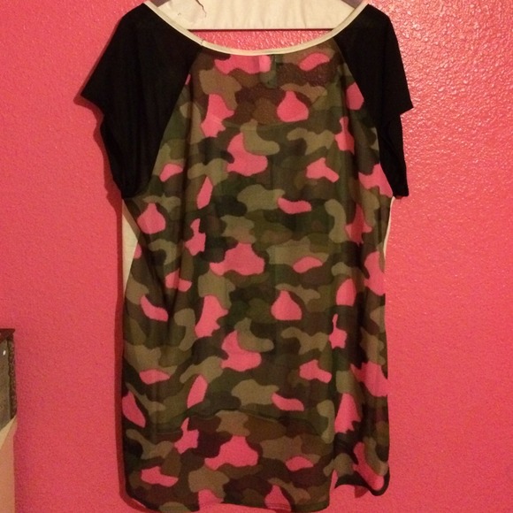 Pink camo, low to high blouse - Picture 2 of 4