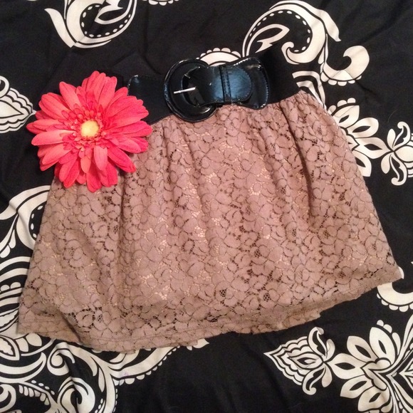💕absolutely adorable brown lace skirt with belt!