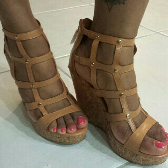 Brand new fergie camel gladiator style wedge St 10 - Picture 2 of 3