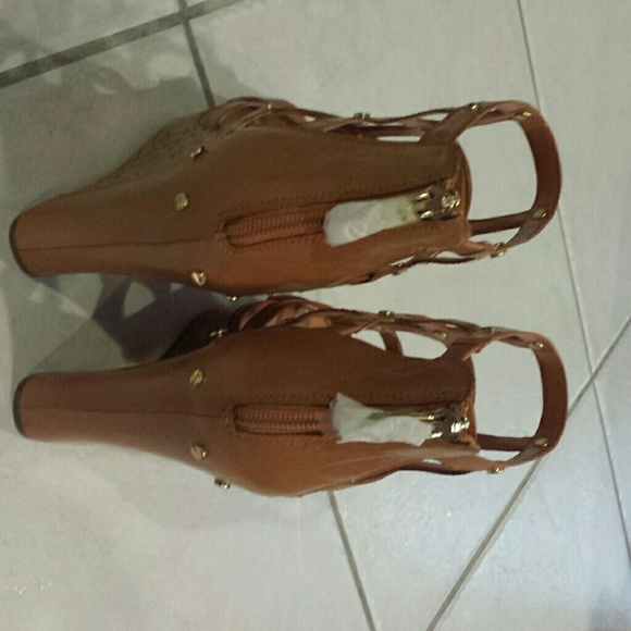 Brand new fergie camel gladiator style wedge St 10 - Picture 3 of 3