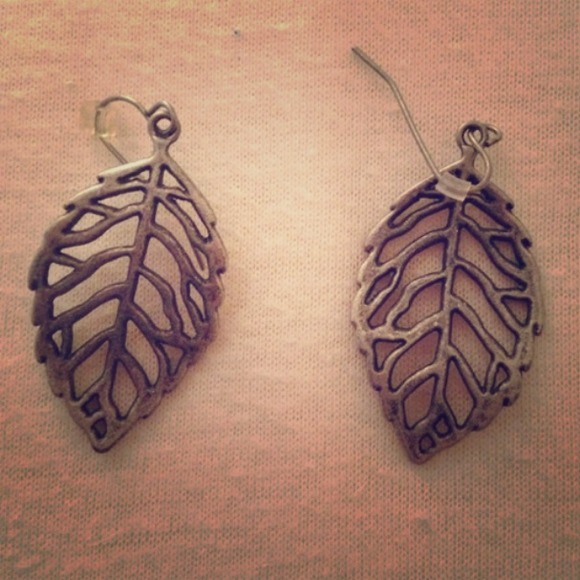Leaf dangle earrings - Picture 1 of 3