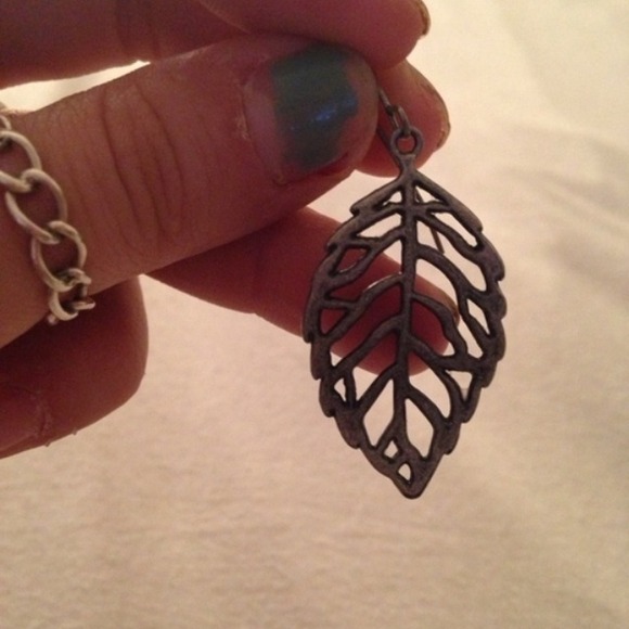 Leaf dangle earrings - Picture 2 of 3