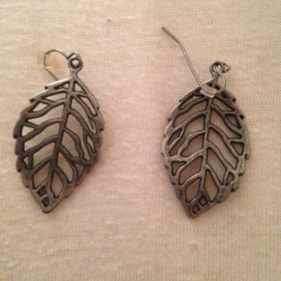 Leaf dangle earrings - Picture 3 of 3