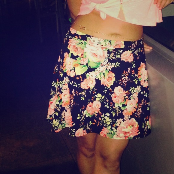 H&M Dresses & Skirts - H&M skater skirt !!
