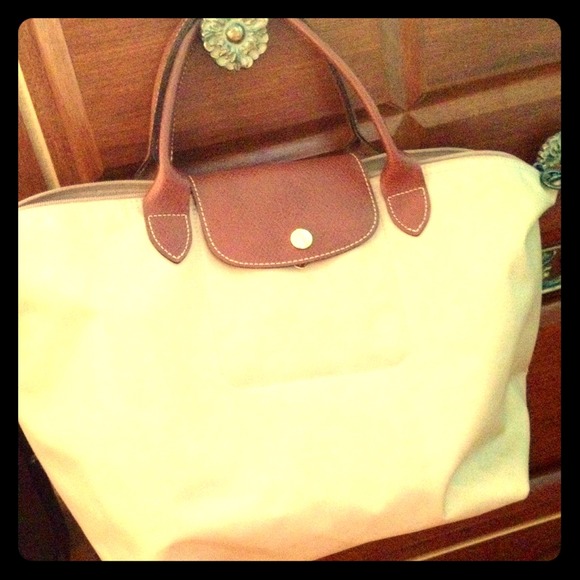 Large authentic longchamp purse w short straps.