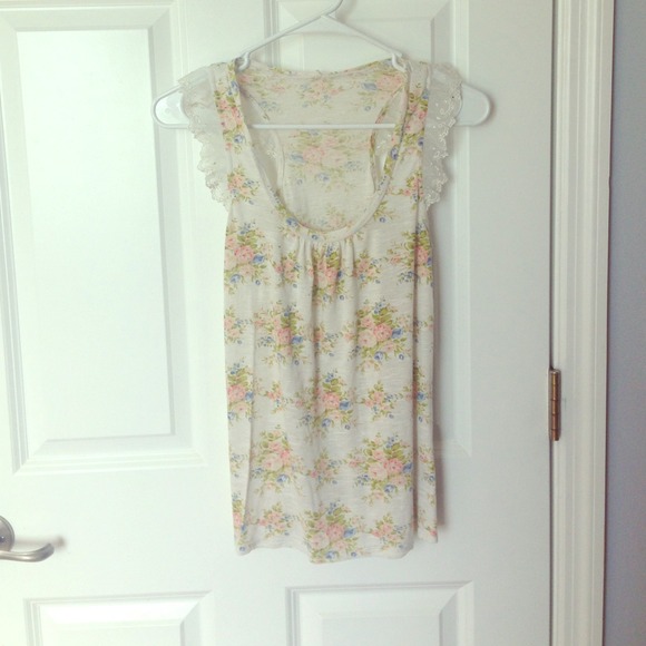 🚫sold in bundle🚫 Floral razor tank