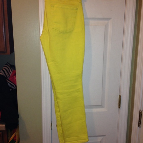 Hot yellow skinny ankle pants!