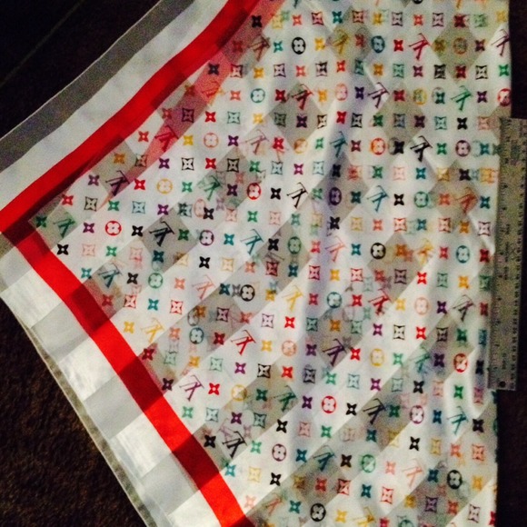 LV scarf