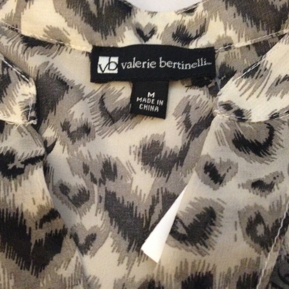 🆕 Animal print top - Picture 2 of 4