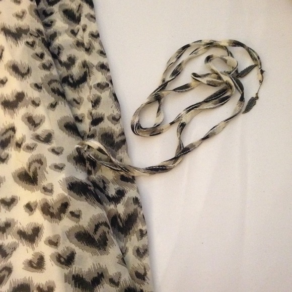 🆕 Animal print top - Picture 3 of 4