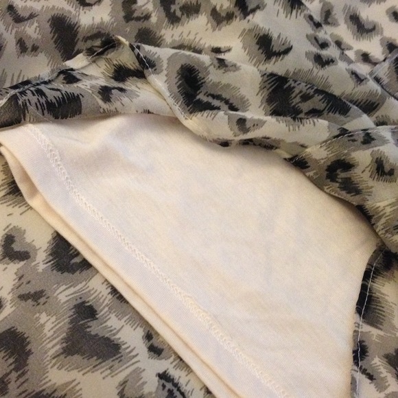 🆕 Animal print top - Picture 4 of 4