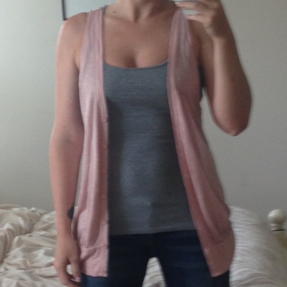 🚫sold in bundle Sleeveless button up🚫 - Picture 4 of 4