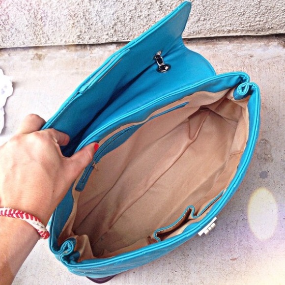 ❗️🚫SOLD IN BUNDLE❗️Classic Enchant Handbag - Picture 3 of 4