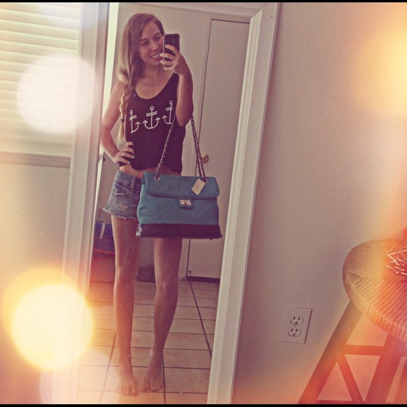 ❗️🚫SOLD IN BUNDLE❗️Classic Enchant Handbag - Picture 4 of 4