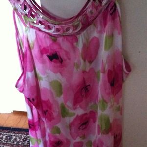 Pretty DressBarn Floral Short Sleeve Top.