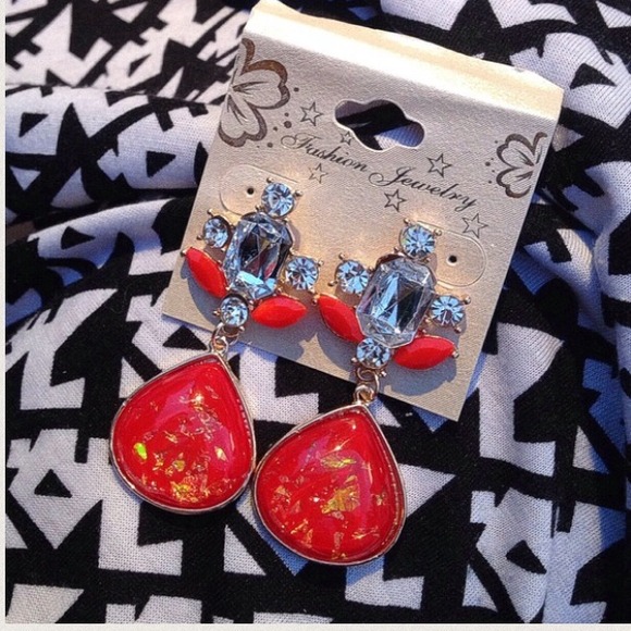 ❗️🚫SOLD IN BUNDLE❗️Red Fire's Glisten Earrings - Picture 2 of 3