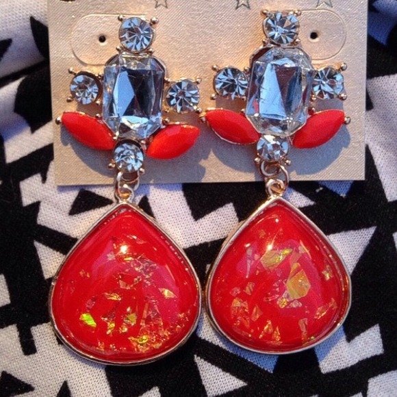 ❗️🚫SOLD IN BUNDLE❗️Red Fire's Glisten Earrings - Picture 3 of 3
