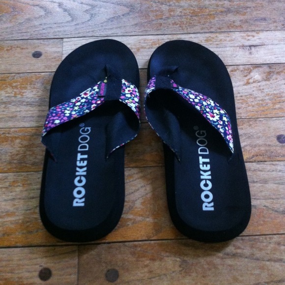 ~ROCKET DOG V COMFY FLIPFLOPS~