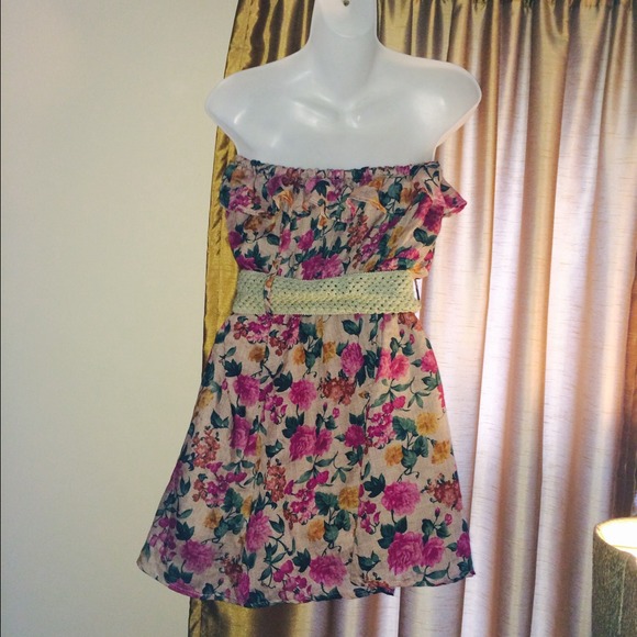 🎉️HOST PICK🎉🌸Floral strapless top and belt🌸 - Picture 2 of 4