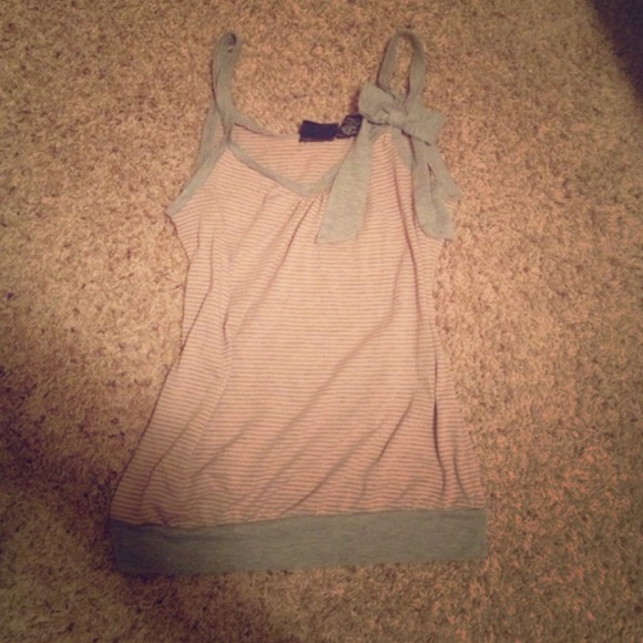 Pink and grey polka dotted tank with bow - Picture 1 of 4