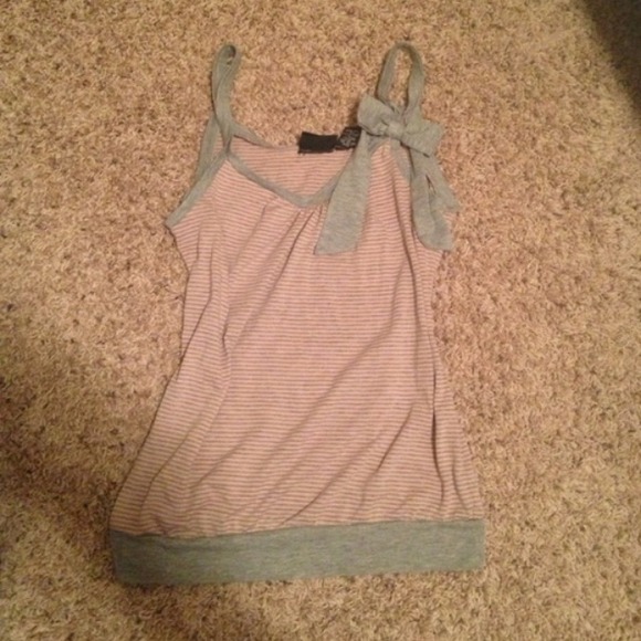 Pink and grey polka dotted tank with bow - Picture 4 of 4