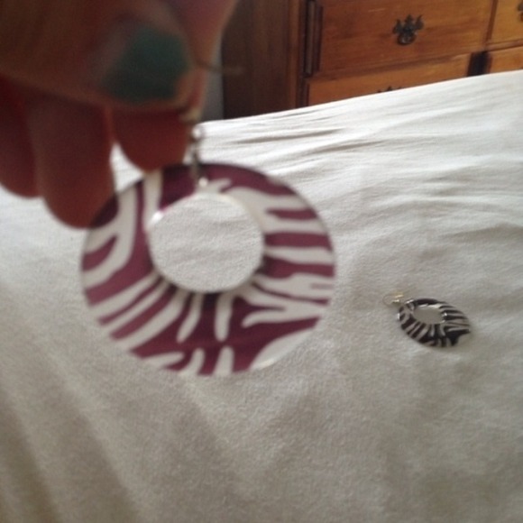 Brown and clear zebra print earrings - Picture 3 of 3