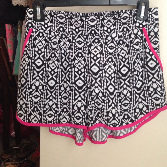 🚫SOLD🚫NWT Silky Print Shorts! 🎀