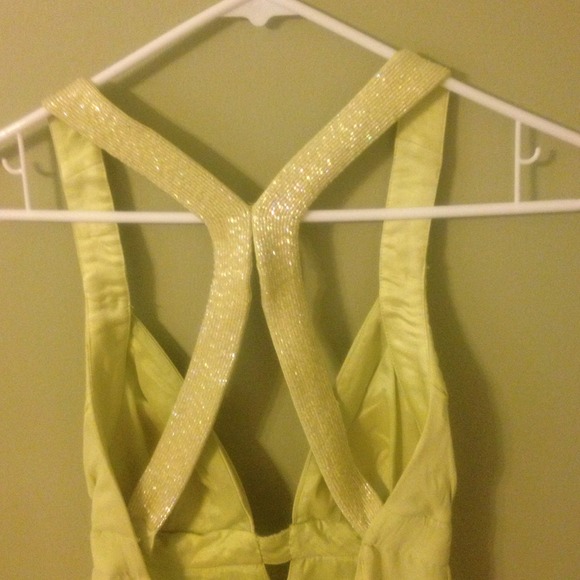 Never Worn Cache light green dress. Size 2. - Picture 4 of 4