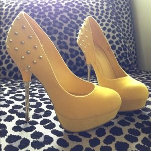 Spiked yellow and gold pump