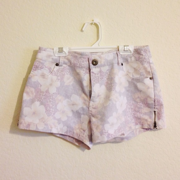 M faded purple & white floral/leopard print shorts - Picture 1 of 3