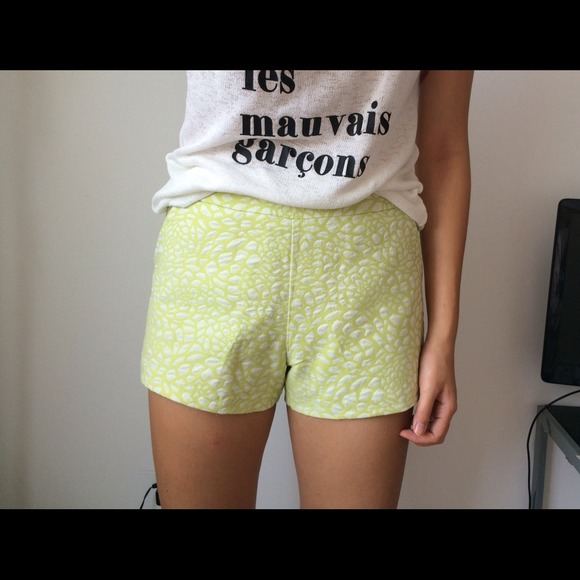 🎉 CLEARANCE 🎉✨Textured shorts 💚 in Lime